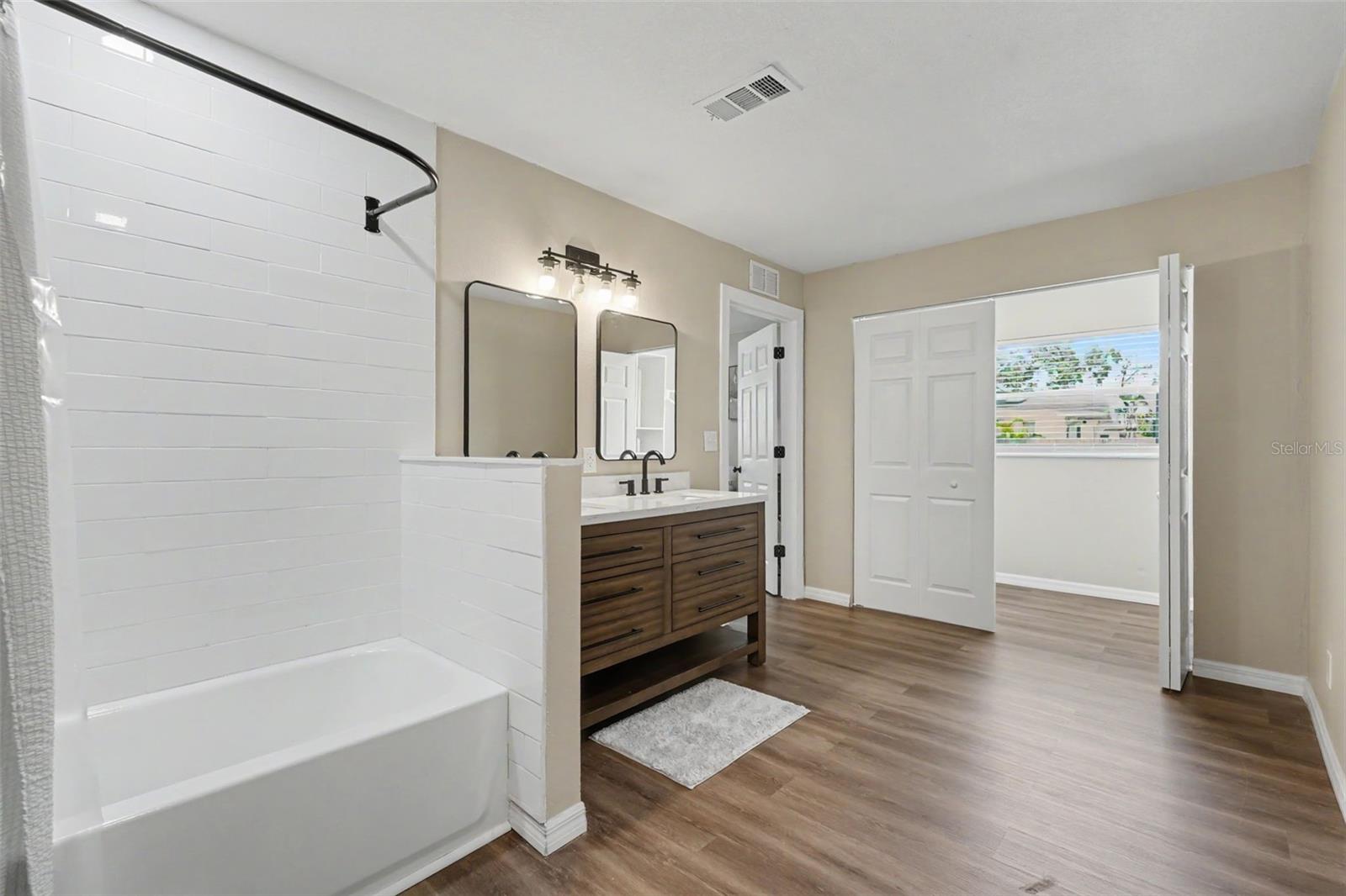 102 SHORE DR E — photo 23