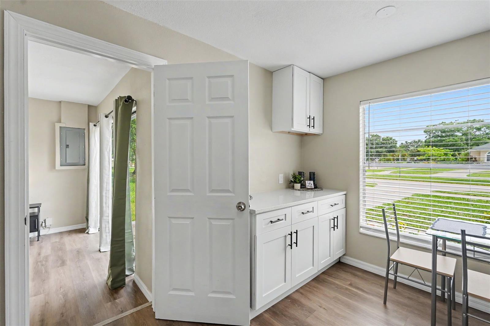 102 SHORE DR E — photo 3