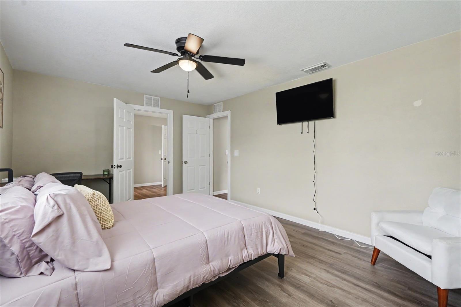 102 SHORE DR E — photo 21