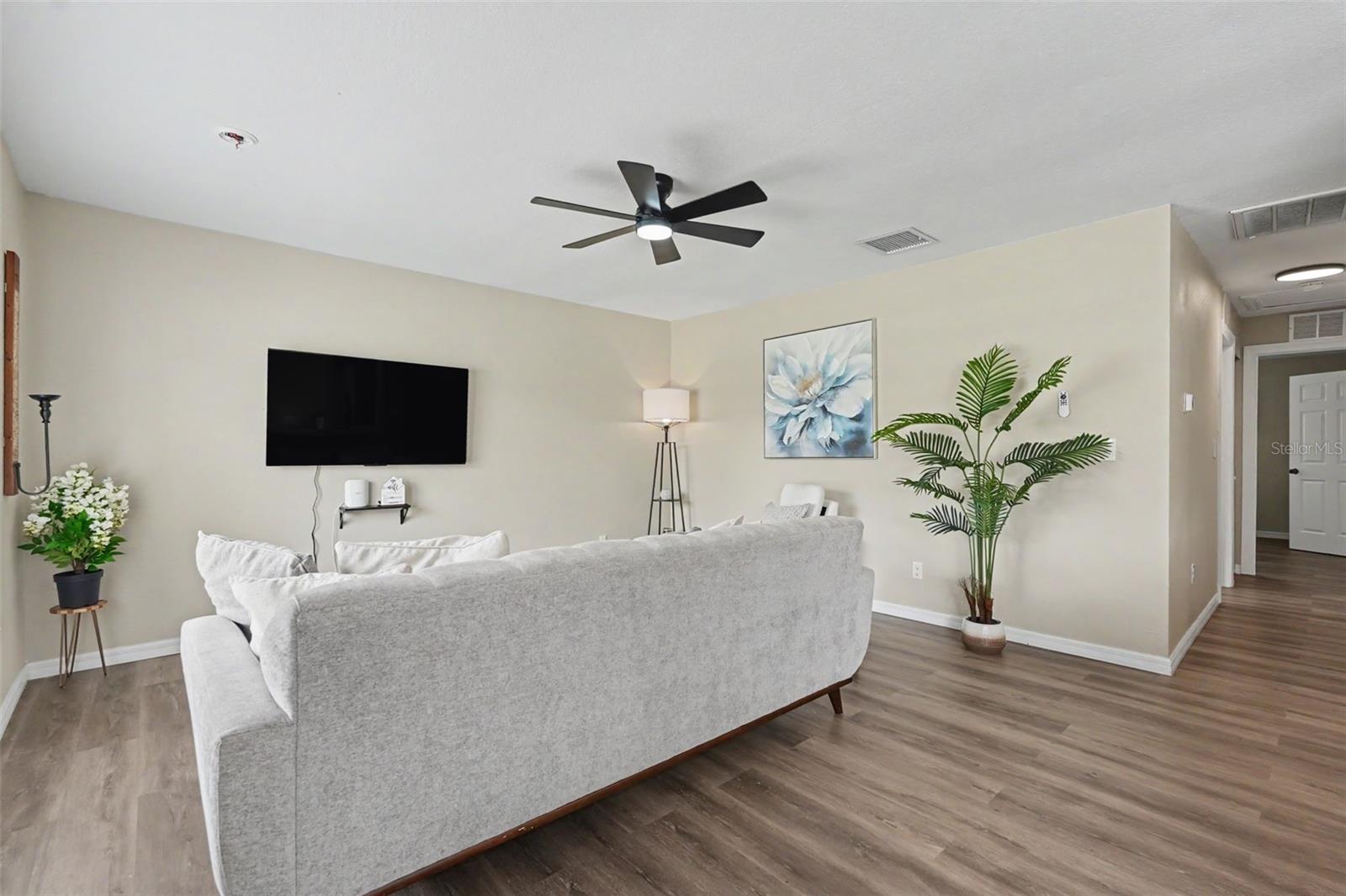 102 SHORE DR E — photo 13