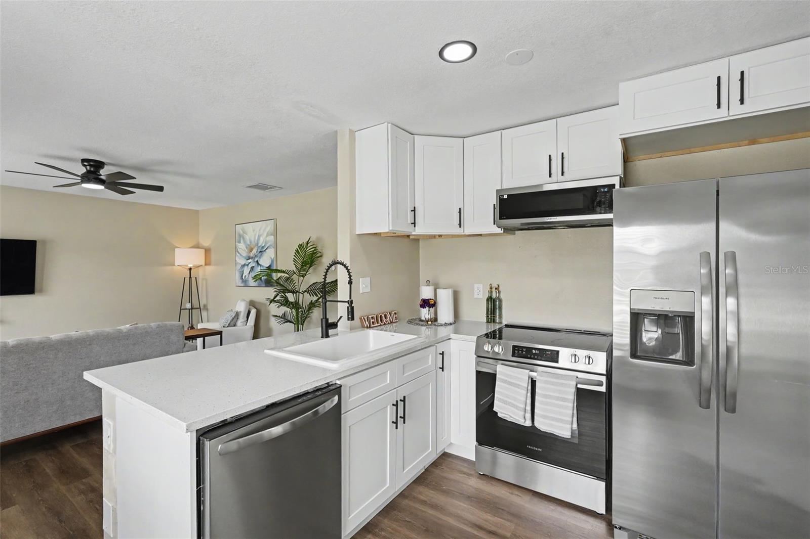 102 SHORE DR E — photo 8