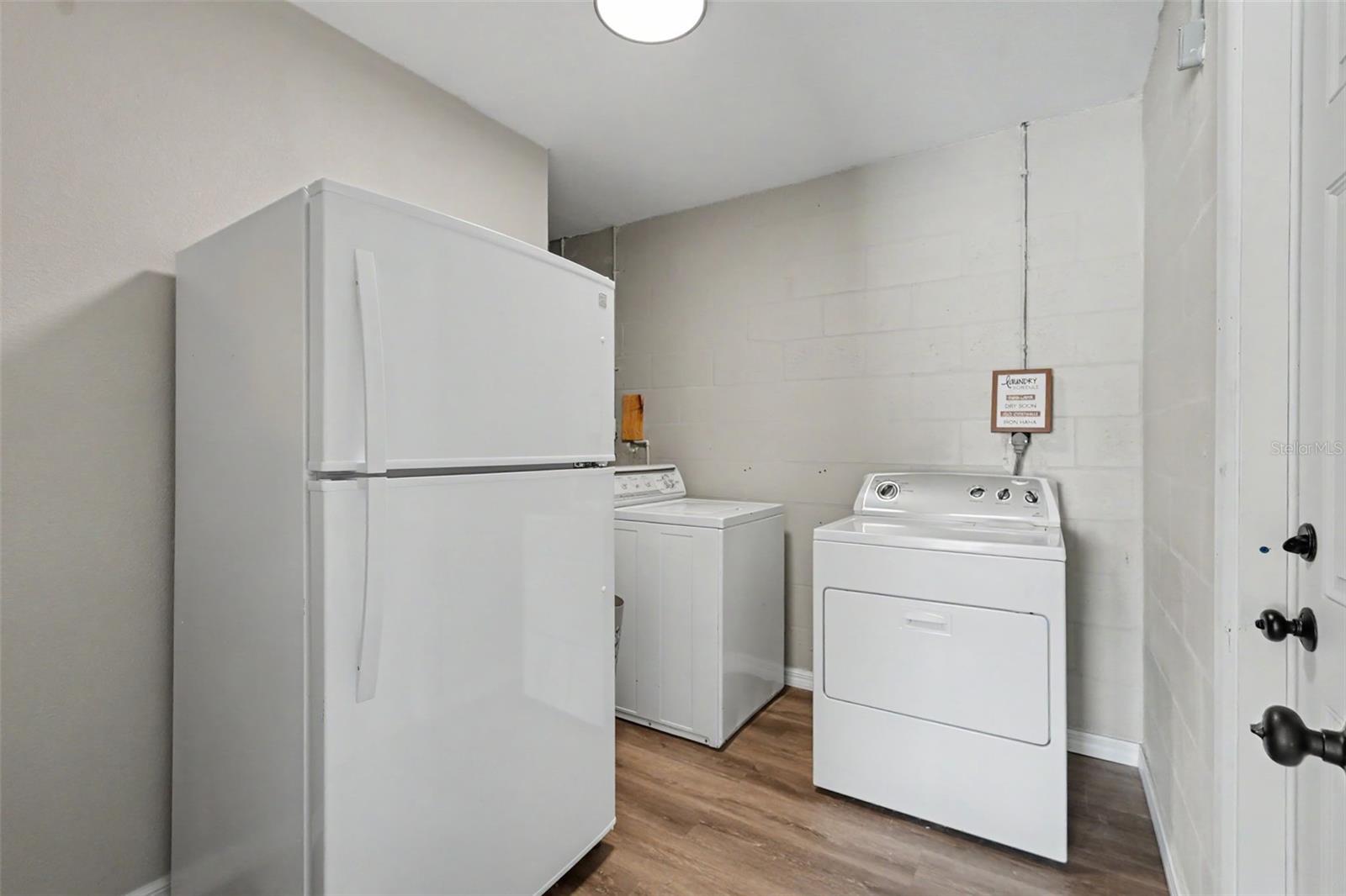 102 SHORE DR E — photo 26