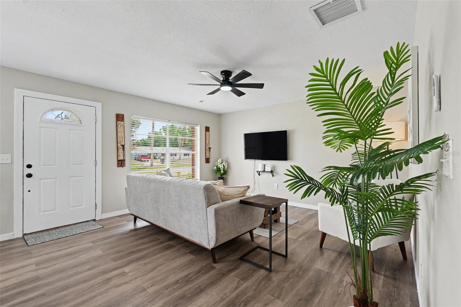 102 SHORE DR E — photo 10