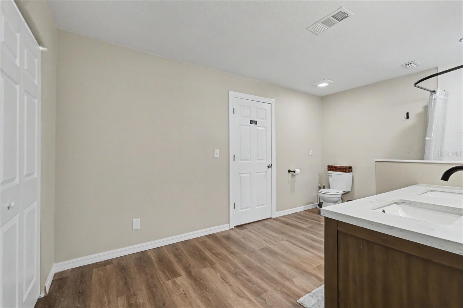 102 SHORE DR E — photo 25
