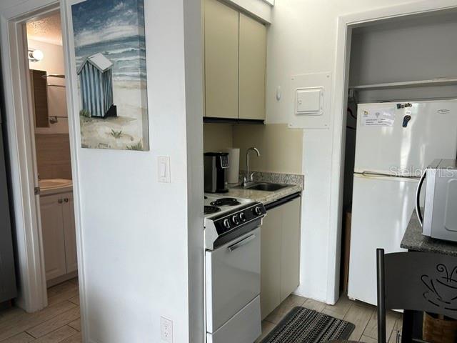 908 VILLAS DR #68 — photo 4