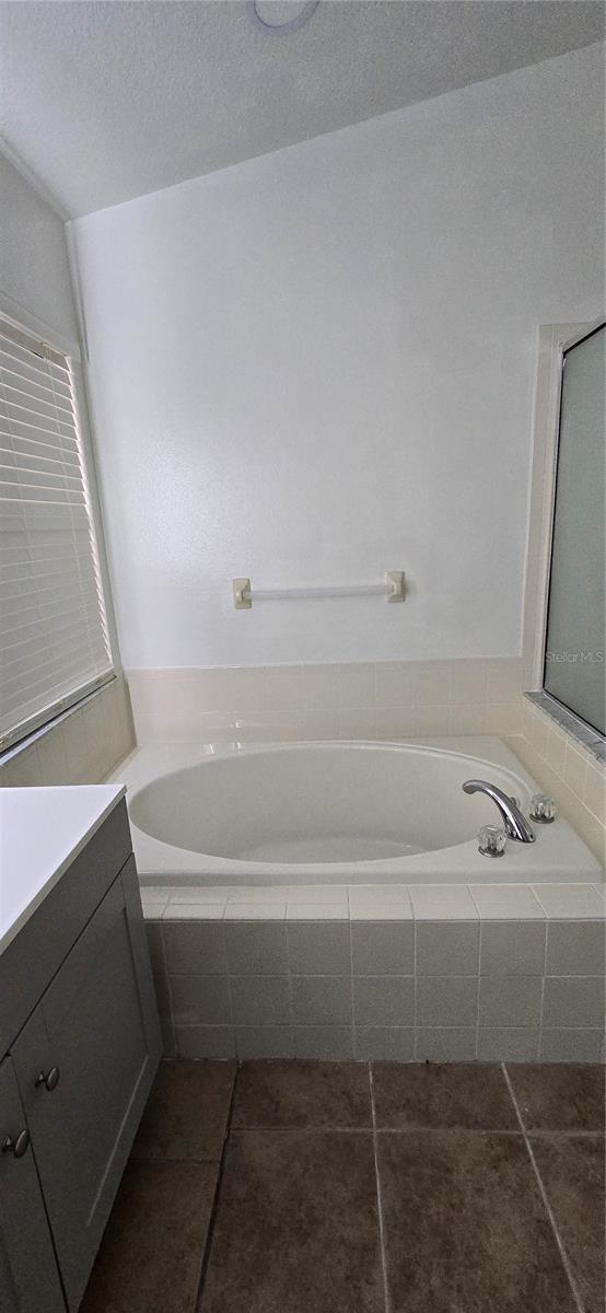 1810 GREYSTONE HEIGHTS DR — photo 16