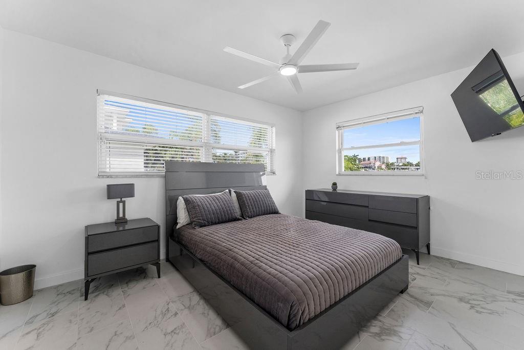 340 PALM IS NE — photo 26
