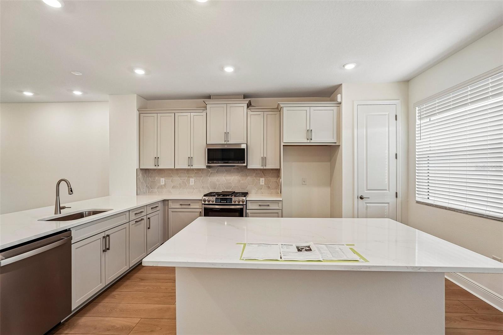 4426 SUNSET GARDEN ST — photo 4