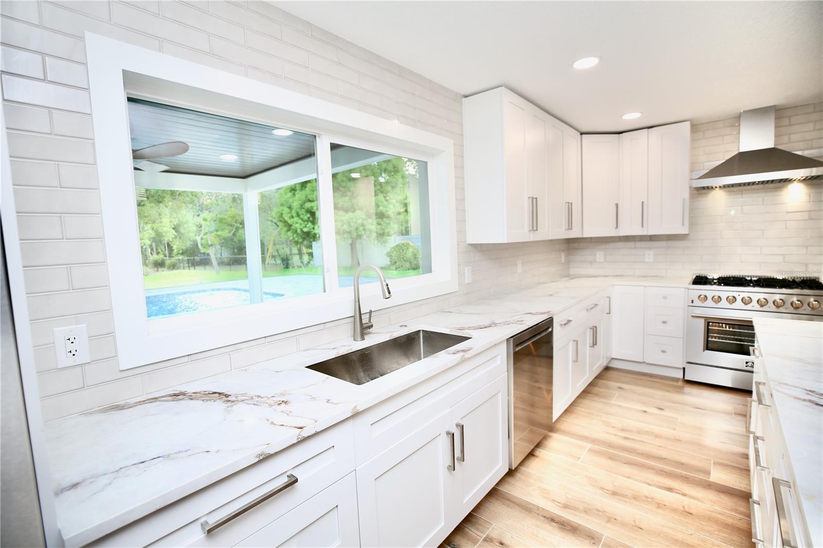1646 ROBIN HOOD LN — photo 17