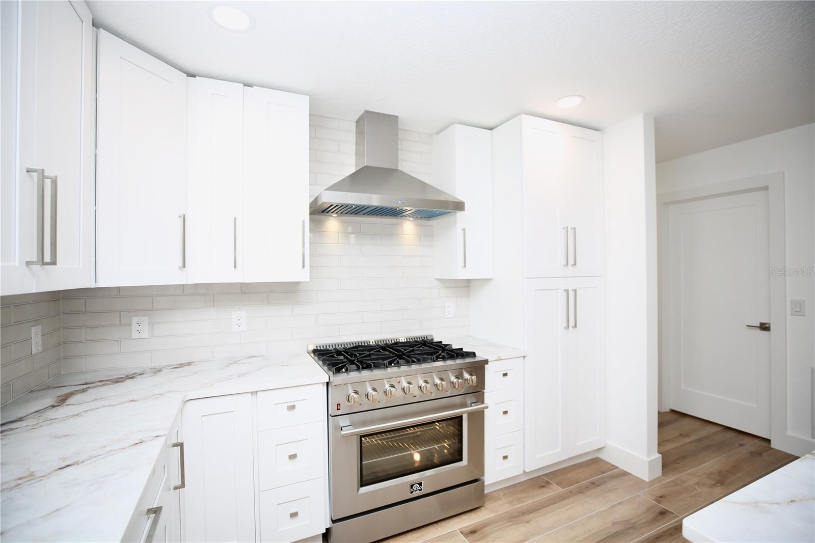 1646 ROBIN HOOD LN — photo 16
