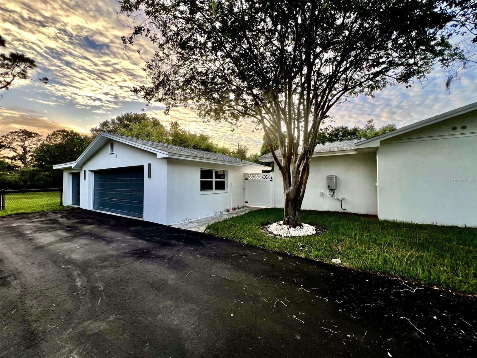1646 ROBIN HOOD LN — photo 44