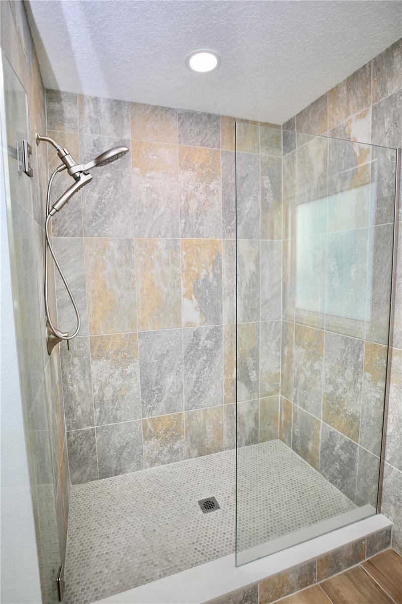 1646 ROBIN HOOD LN — photo 35