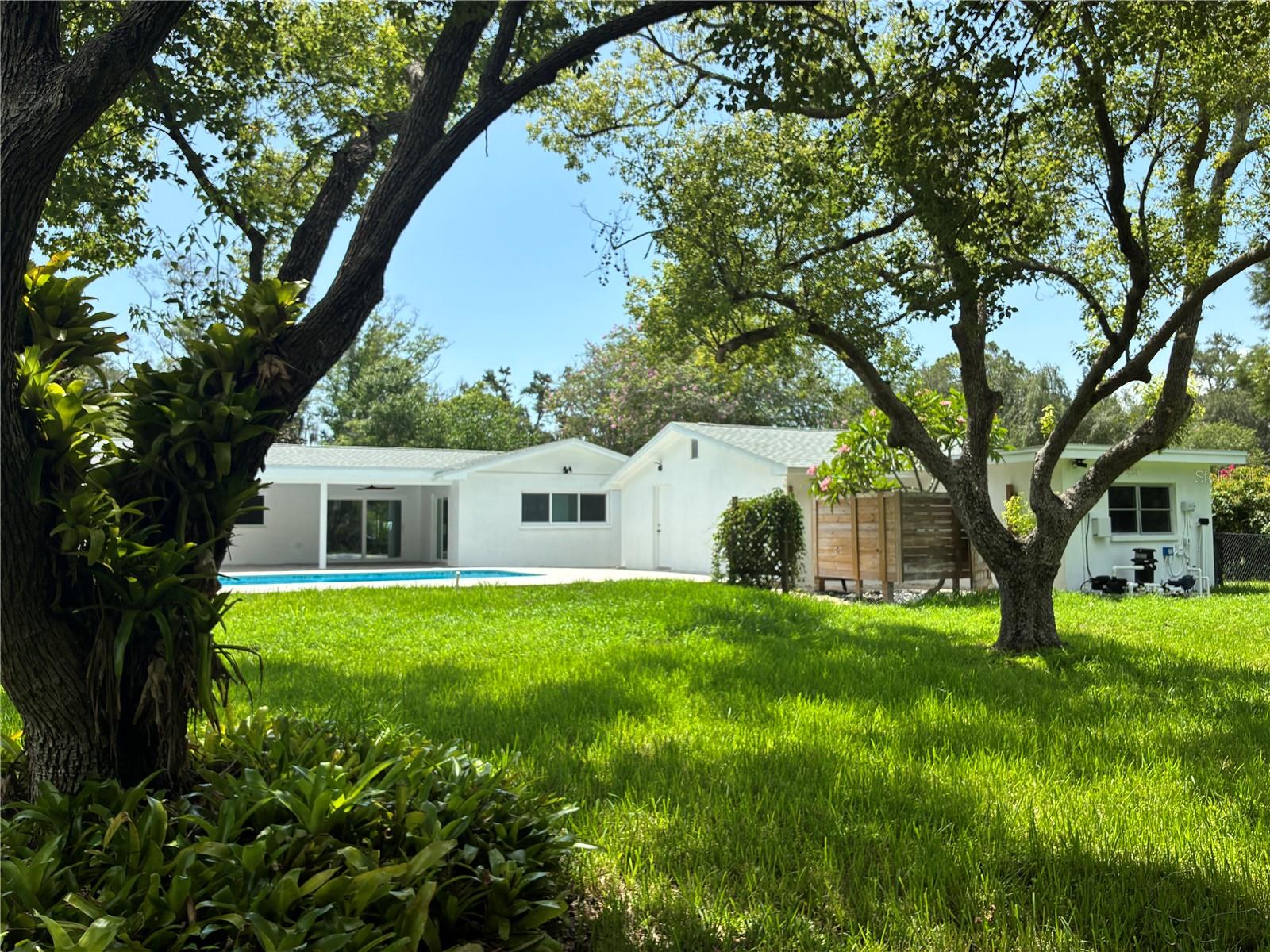 1646 ROBIN HOOD LN — photo 41