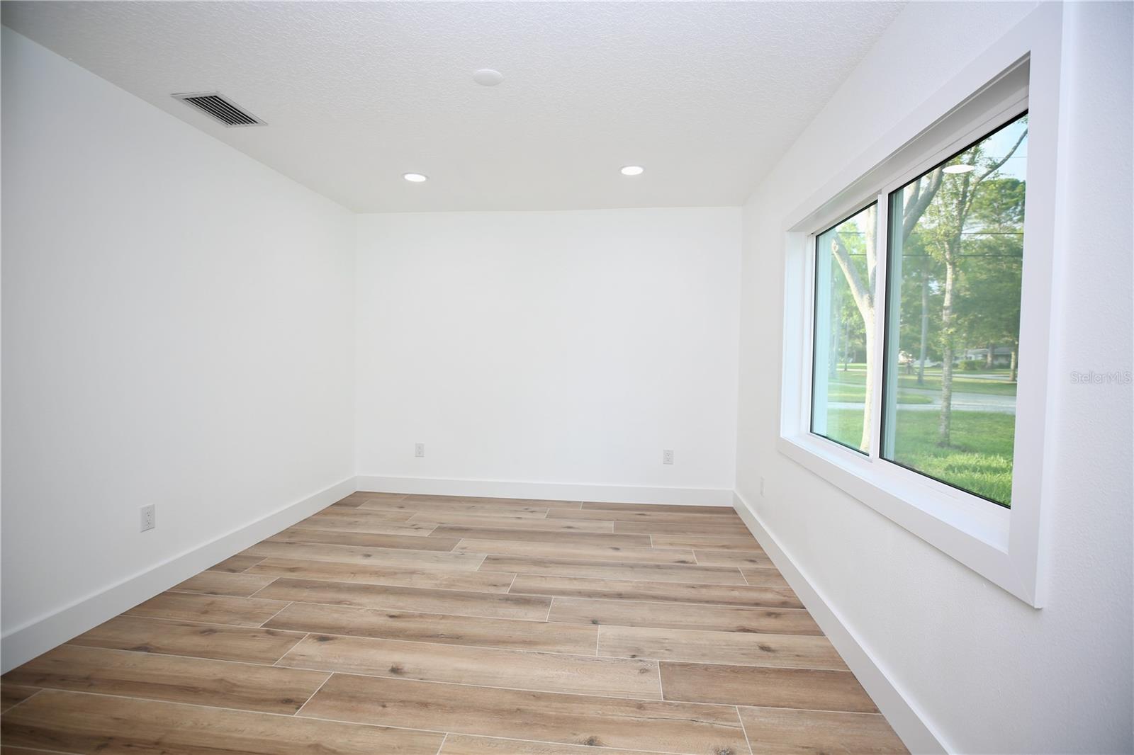 1646 ROBIN HOOD LN — photo 30