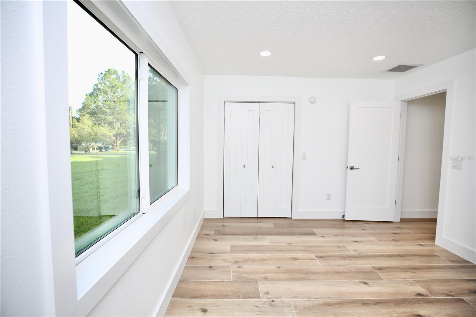 1646 ROBIN HOOD LN — photo 32