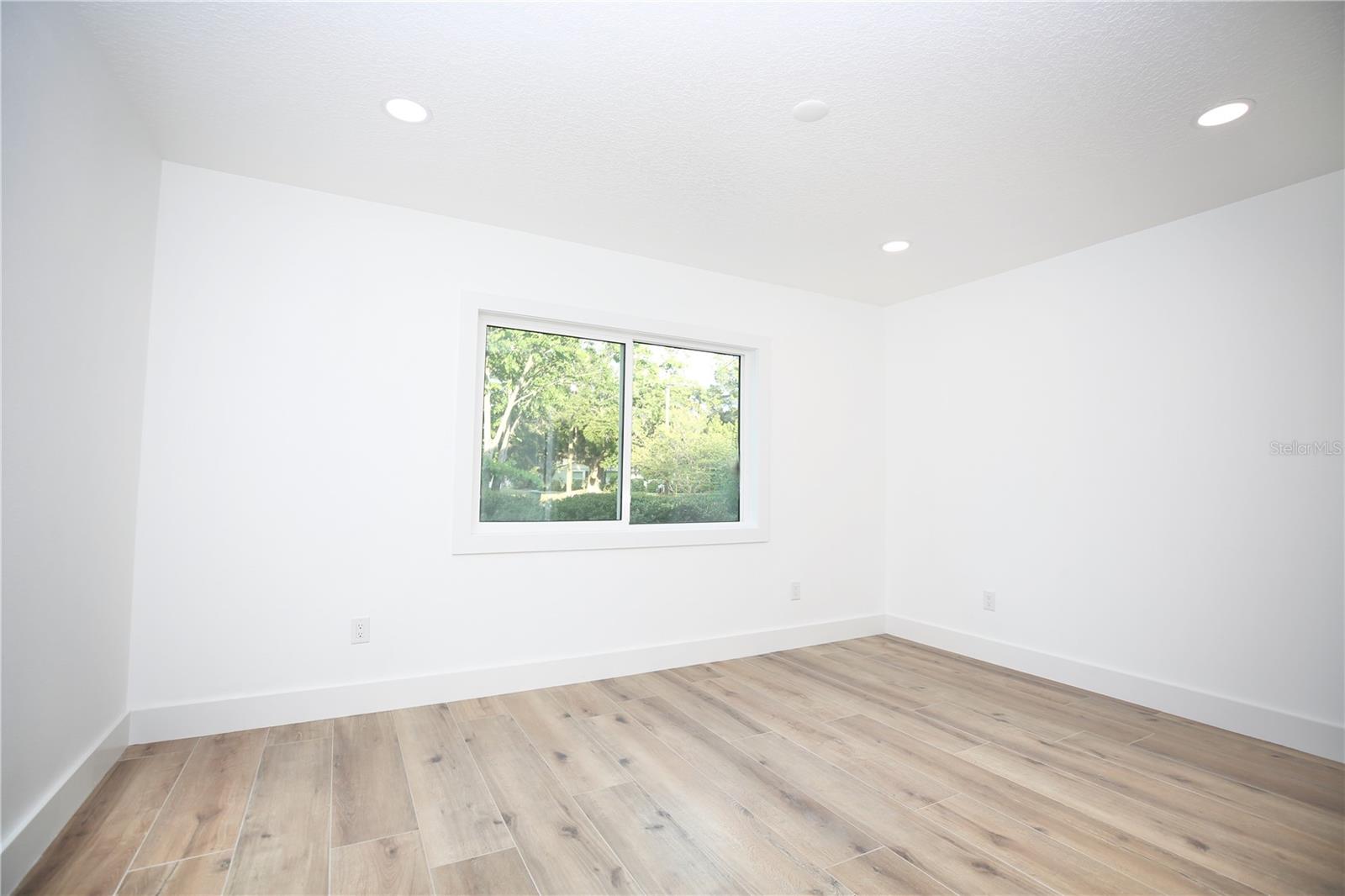 1646 ROBIN HOOD LN — photo 27