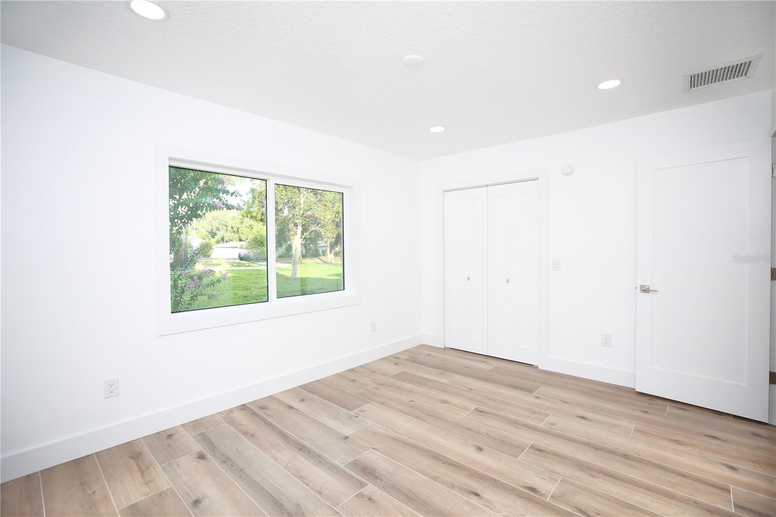 1646 ROBIN HOOD LN — photo 31