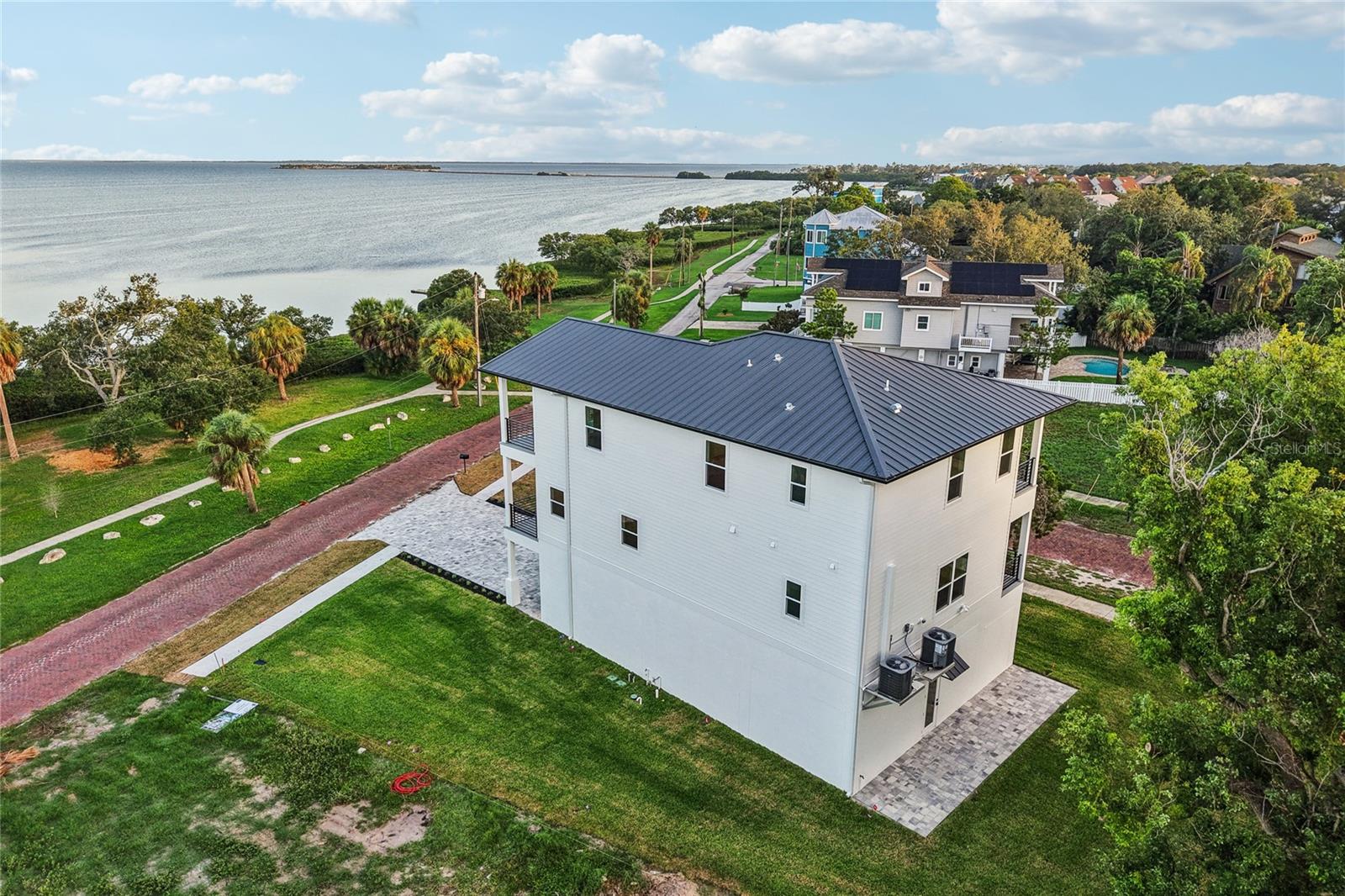 96 SHORE DR — photo 11