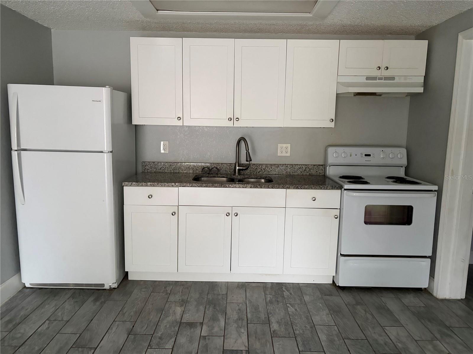 1400 STRAWBERRY PL #12 — photo 4