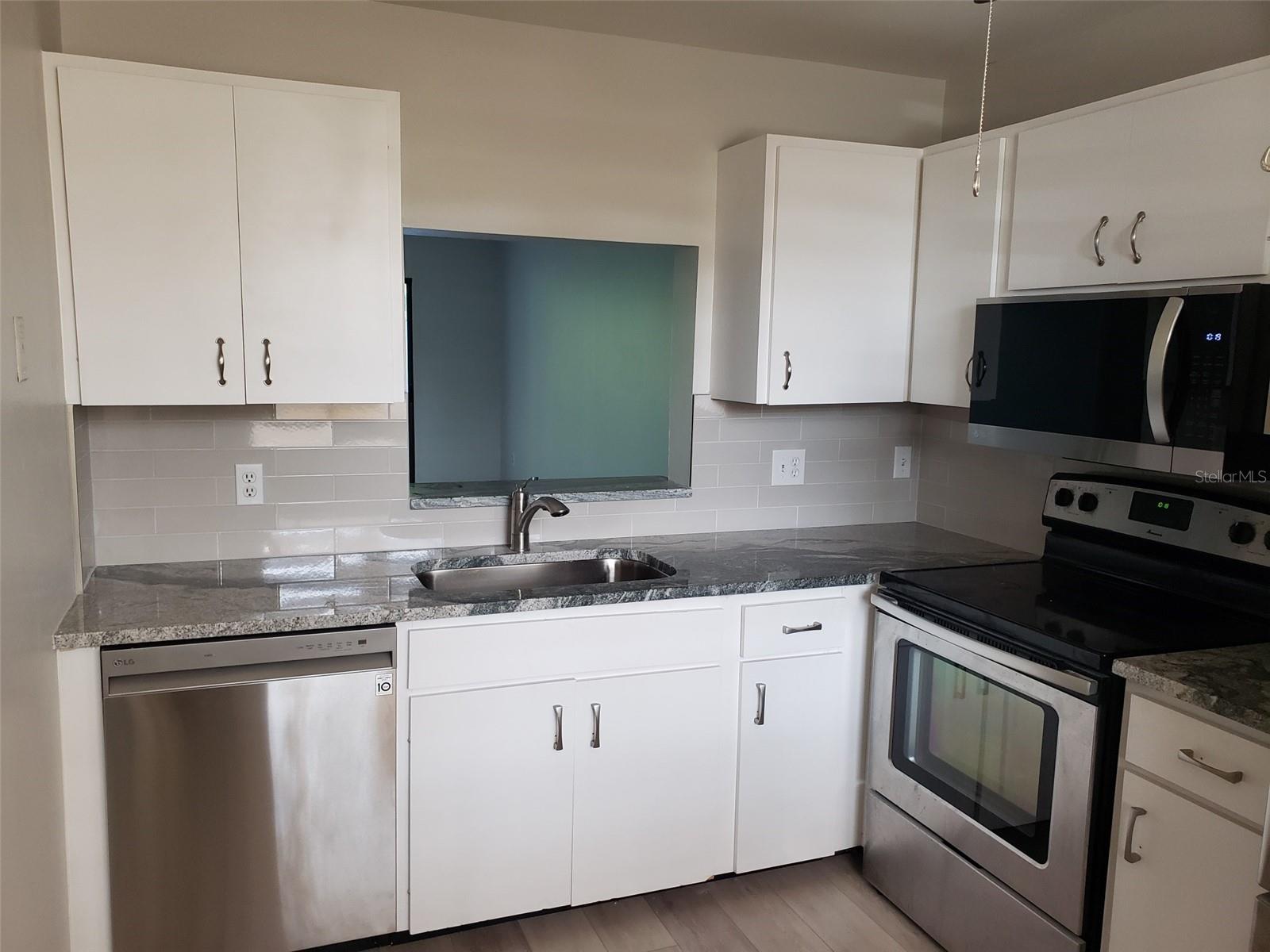 549 LAKESIDE DR #549 — photo 3