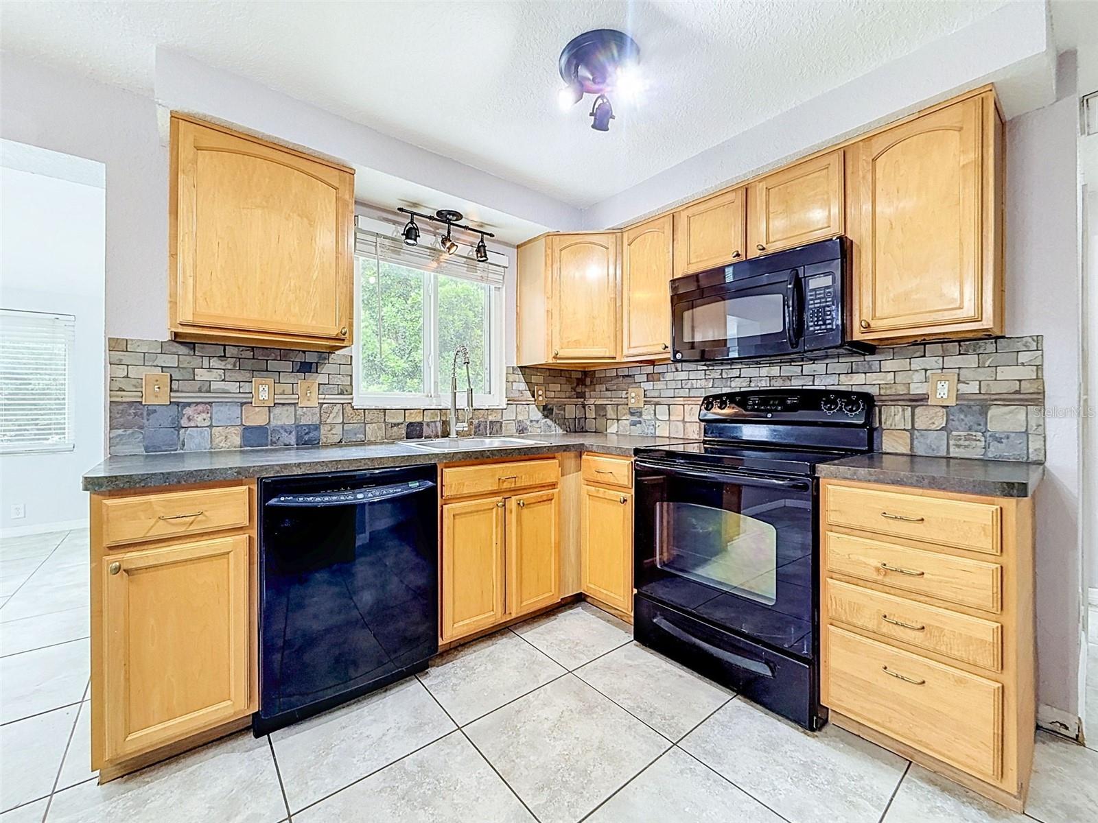 4925 BEACON HILL DR — photo 7