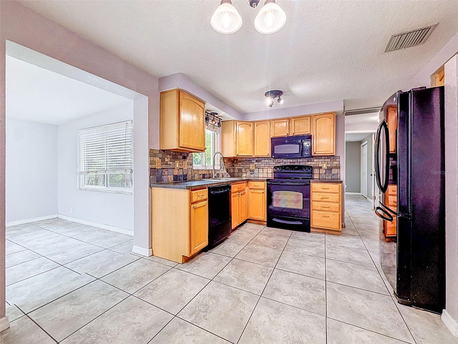 4925 BEACON HILL DR — photo 17