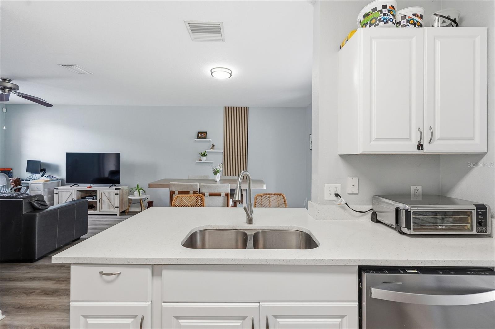 1250 CHARLESWORTH DR — photo 18