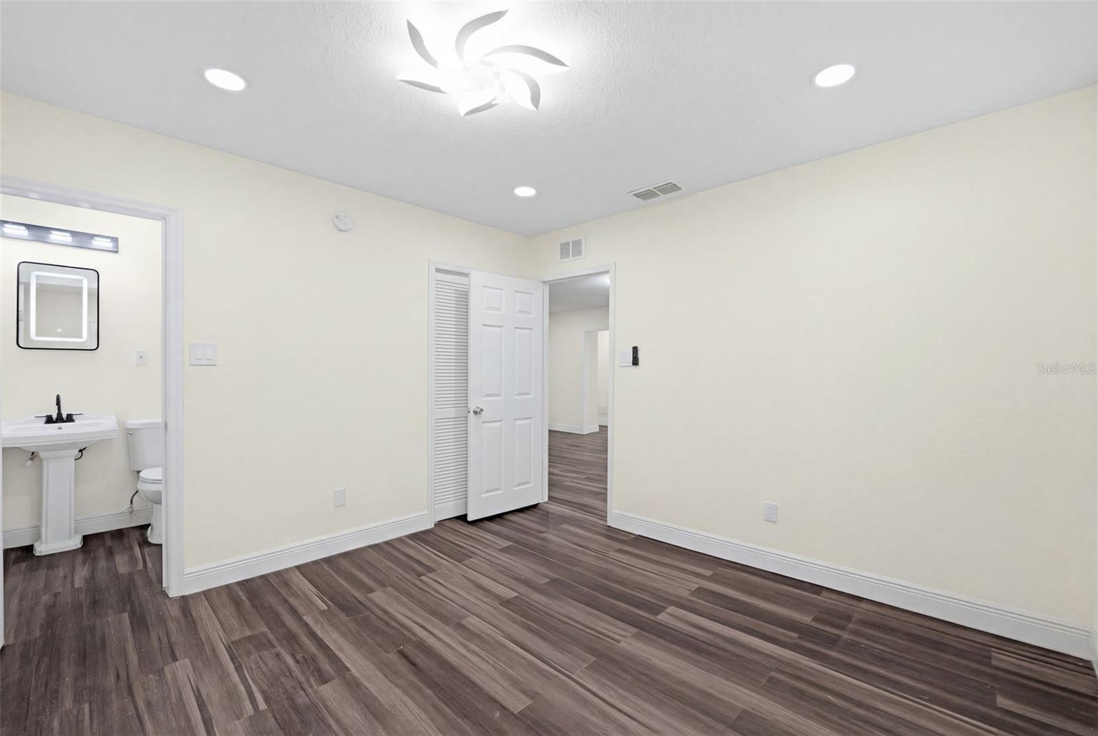 9402 N 12TH ST — photo 5