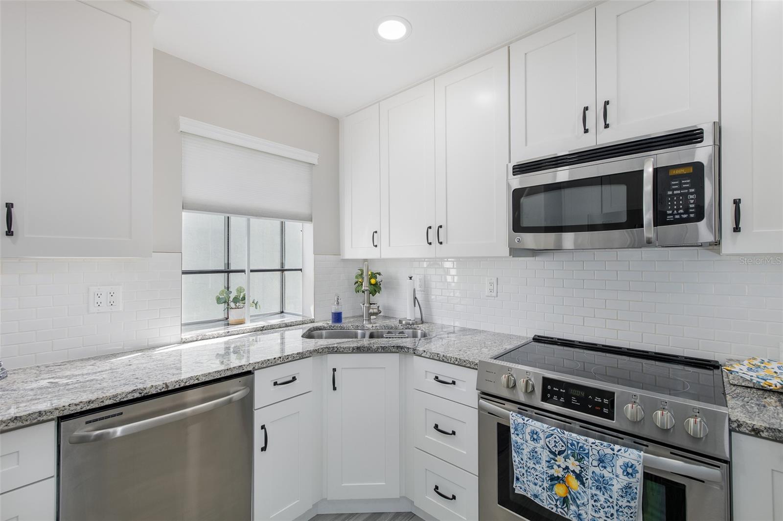 4242 NORTHAMPTON DR — photo 12