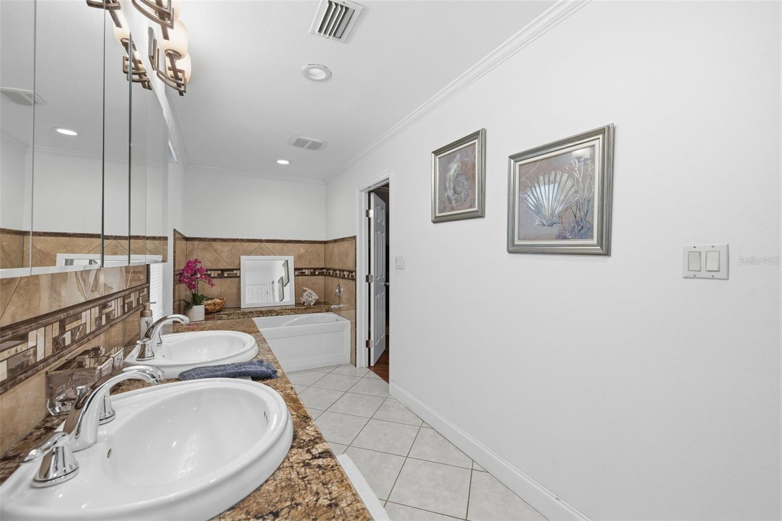 176 MAPLE AVE — photo 24