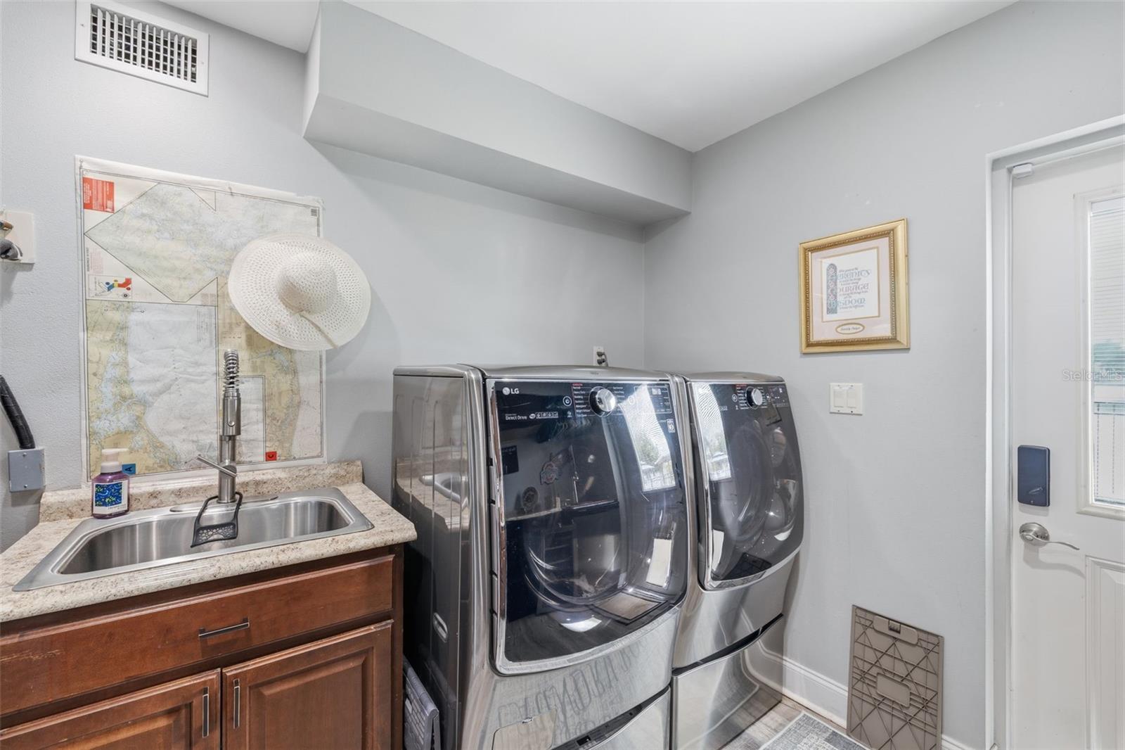 176 MAPLE AVE — photo 32