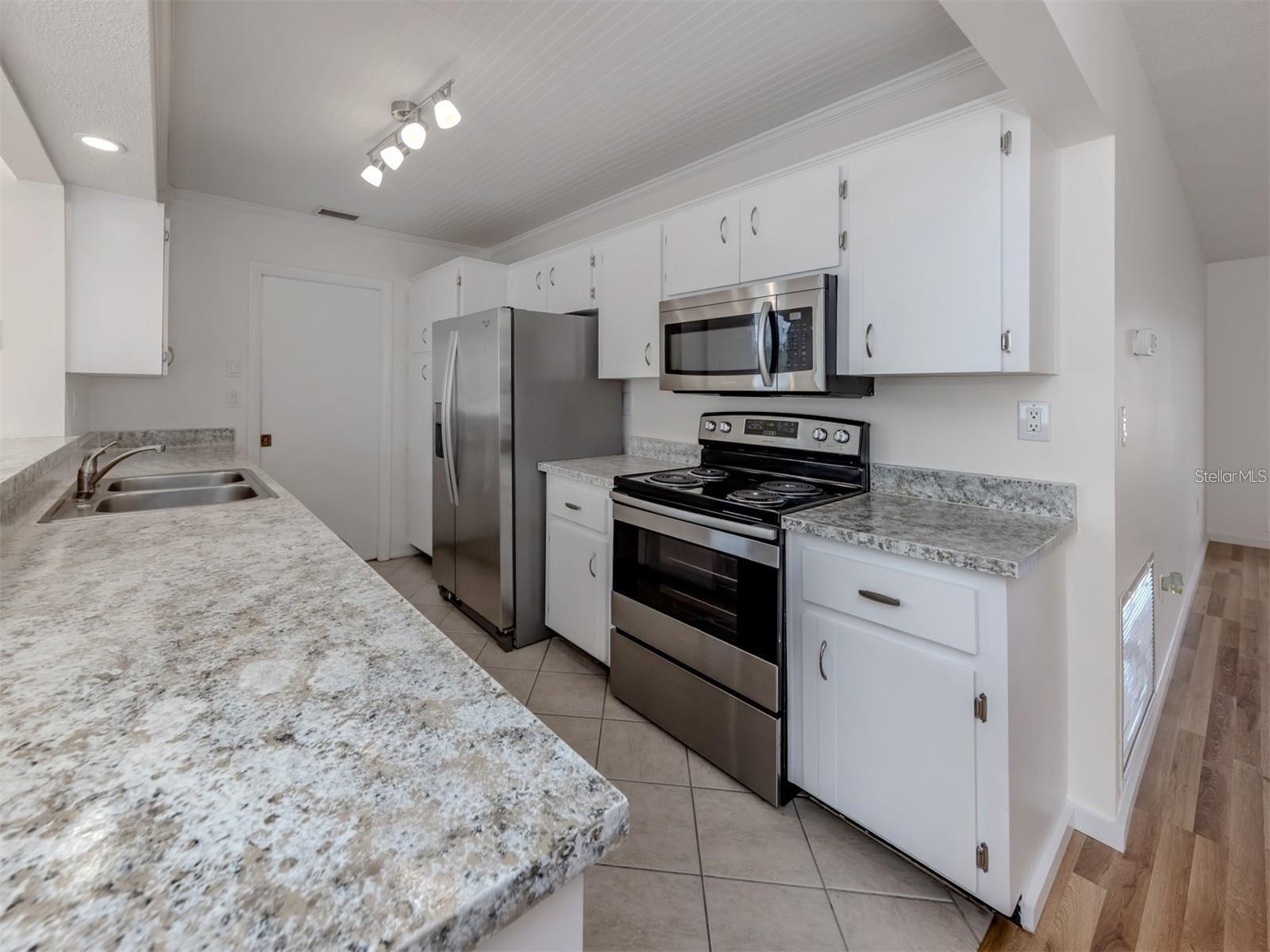 1215 MANGO AVE — photo 19