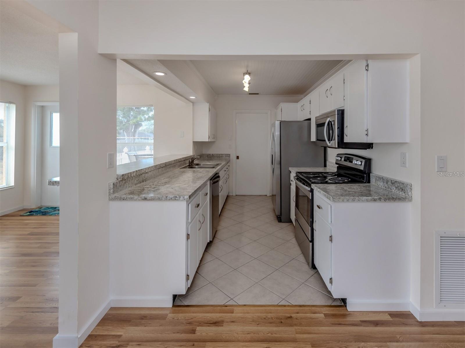 1215 MANGO AVE — photo 27