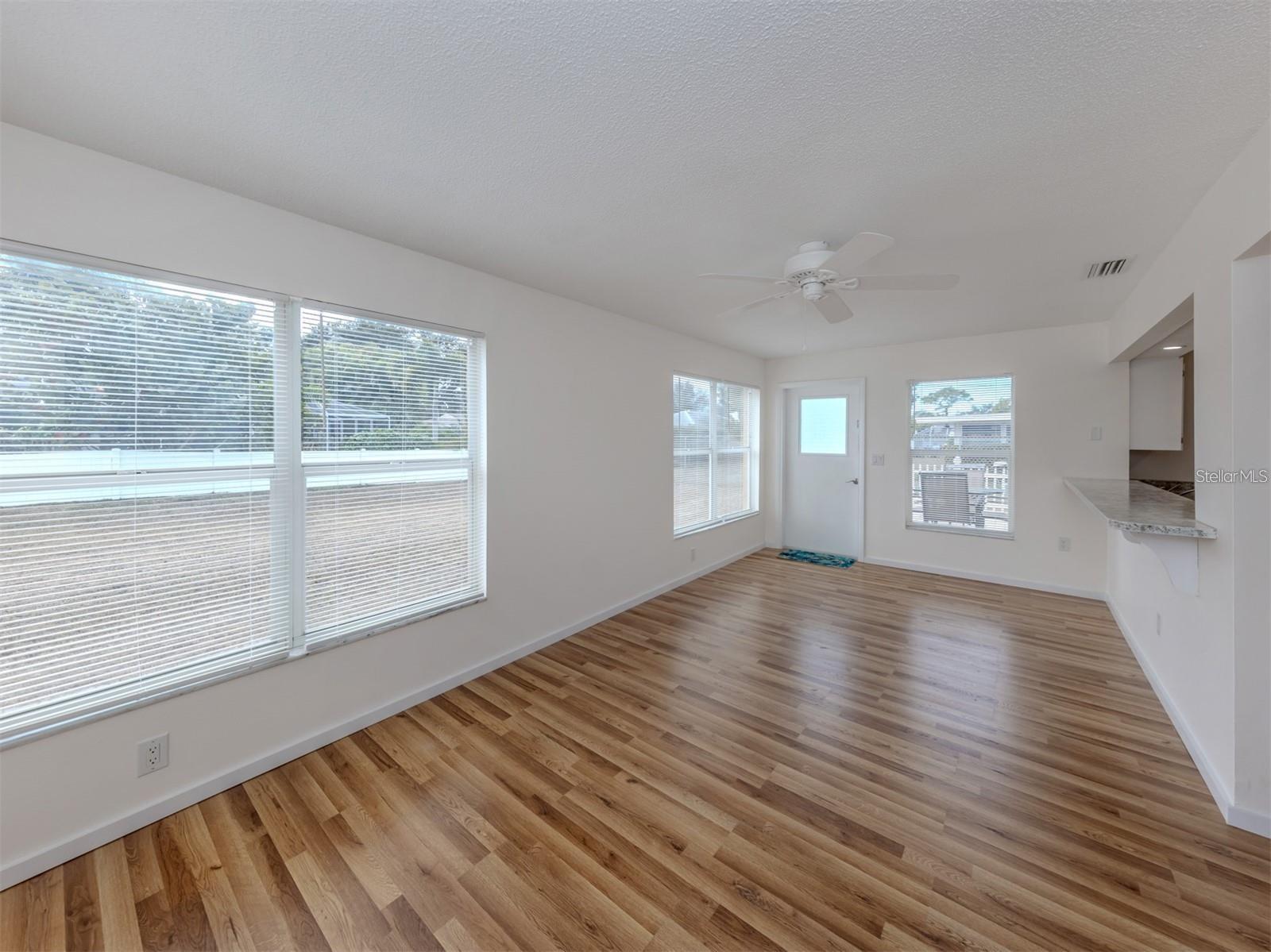 1215 MANGO AVE — photo 10