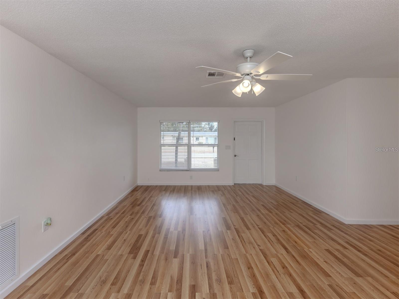 1215 MANGO AVE — photo 9
