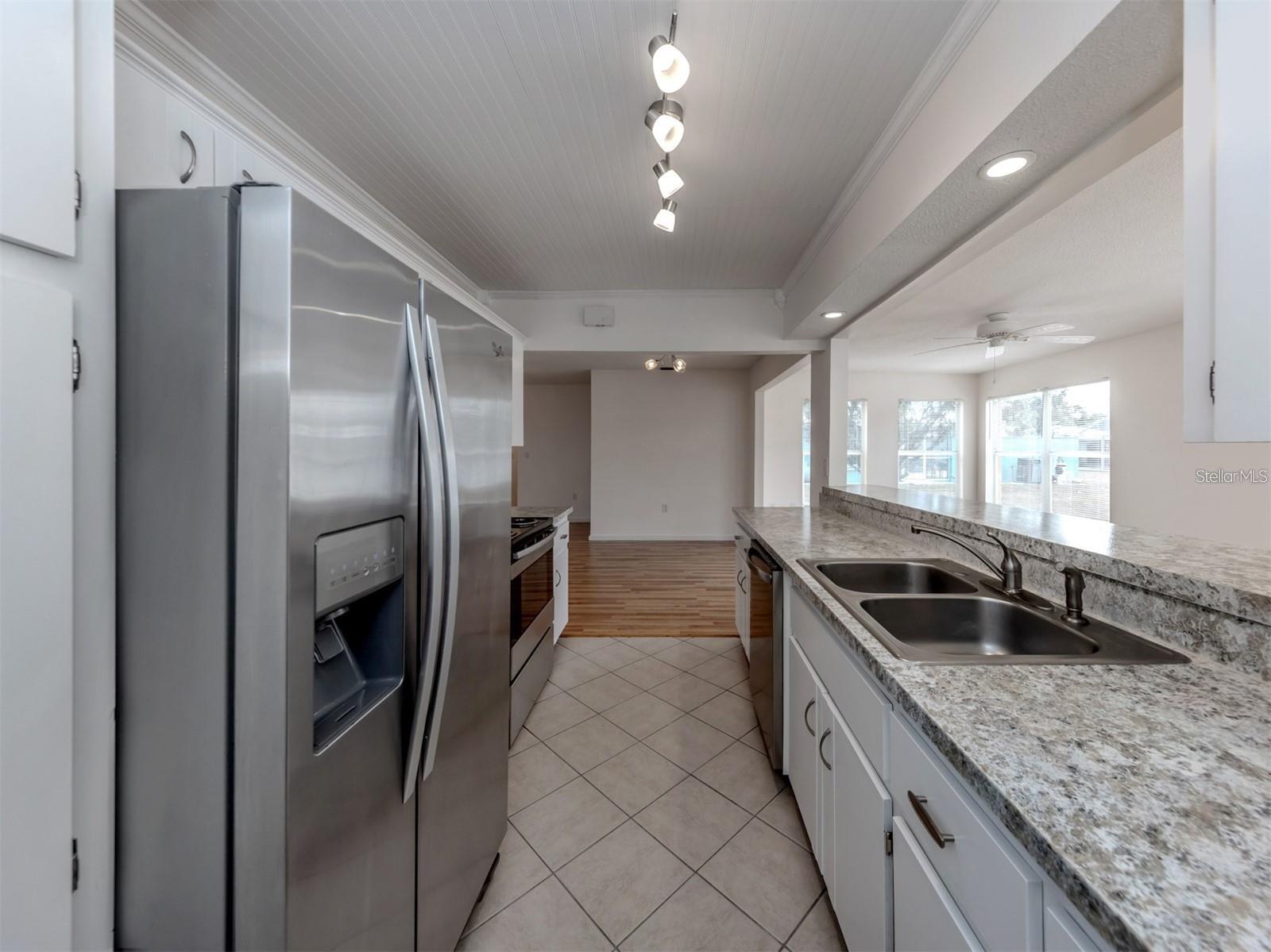 1215 MANGO AVE — photo 18