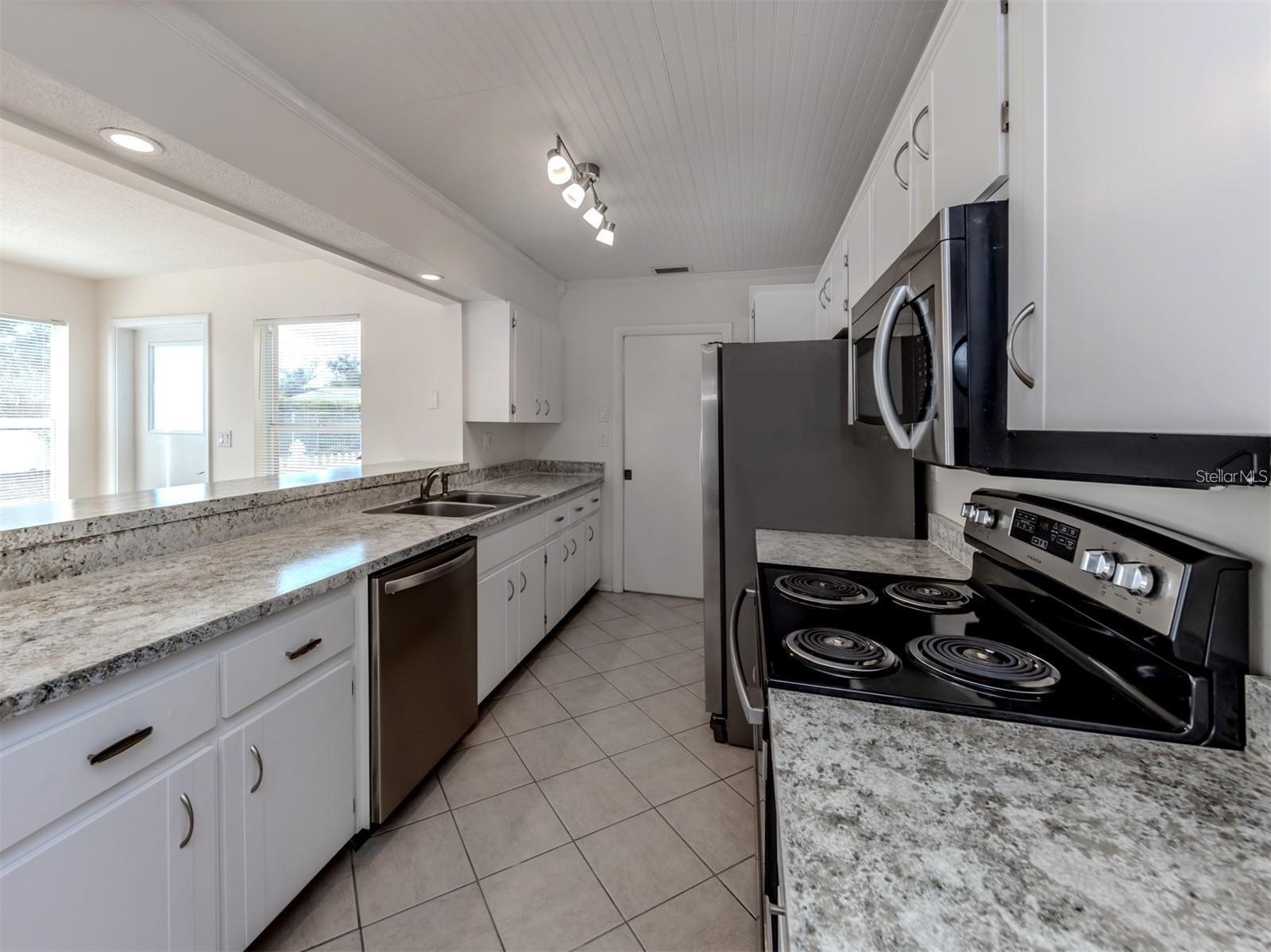 1215 MANGO AVE — photo 17