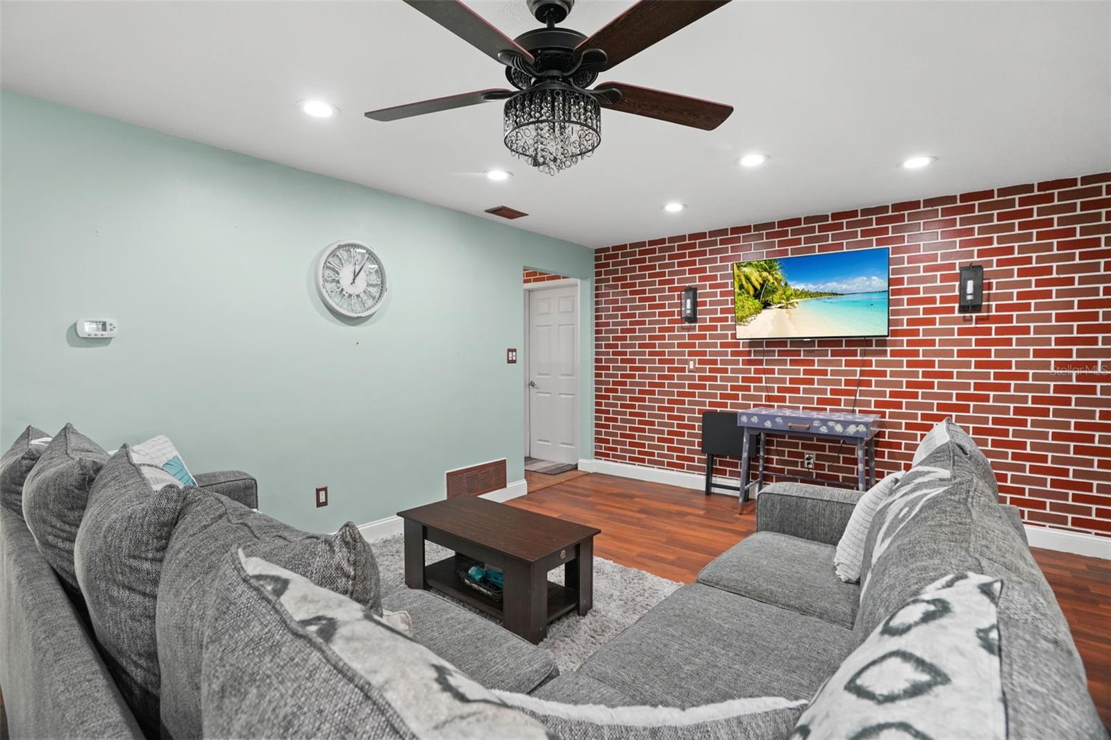 1564 SANTA MONICA DR — photo 8