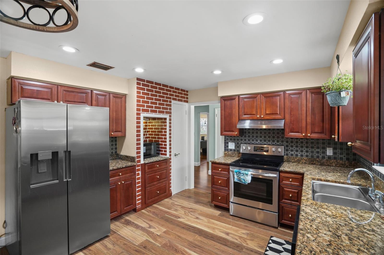 1564 SANTA MONICA DR — photo 4