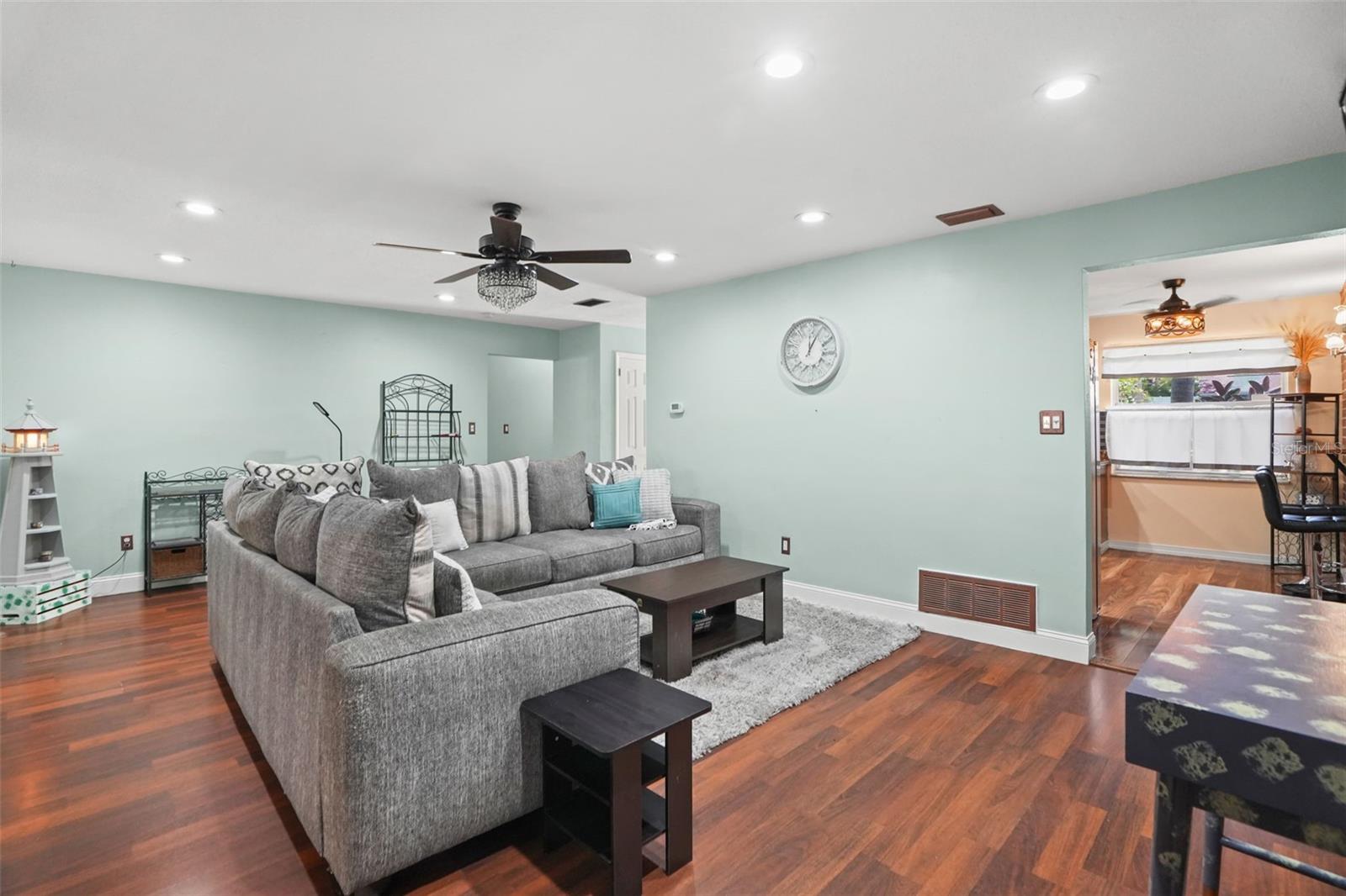 1564 SANTA MONICA DR — photo 10