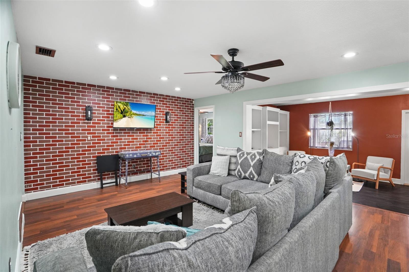 1564 SANTA MONICA DR — photo 3