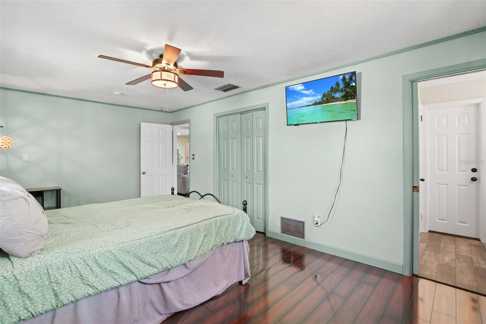 1564 SANTA MONICA DR — photo 15
