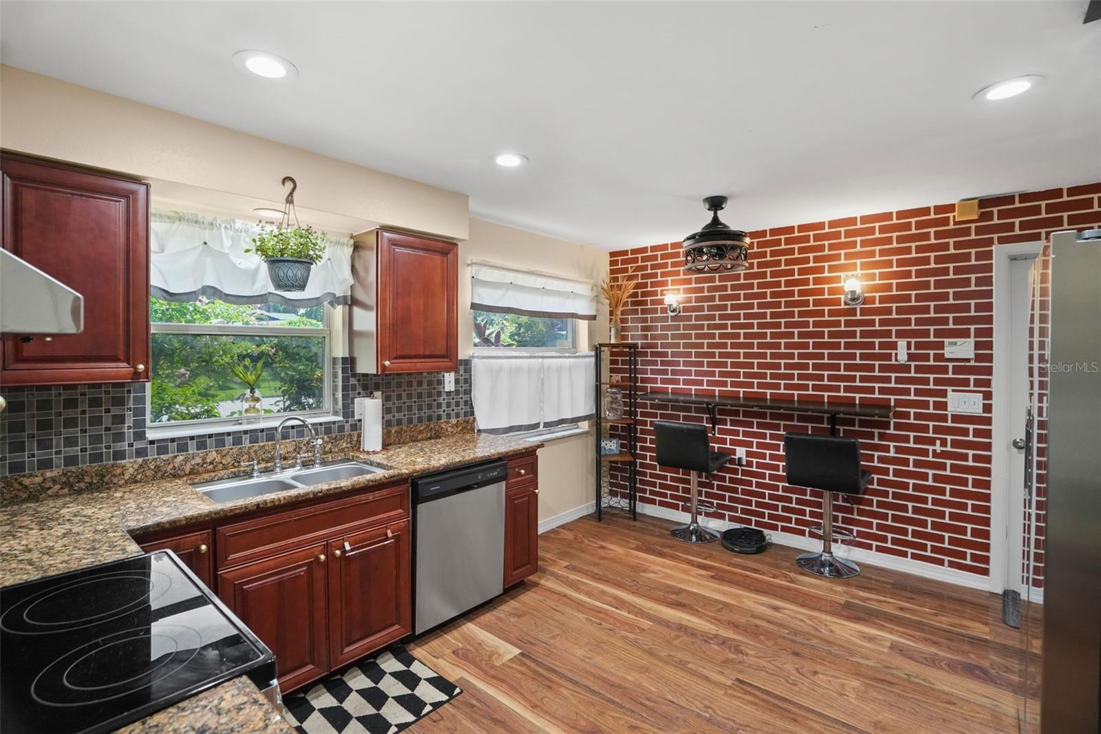 1564 SANTA MONICA DR — photo 2