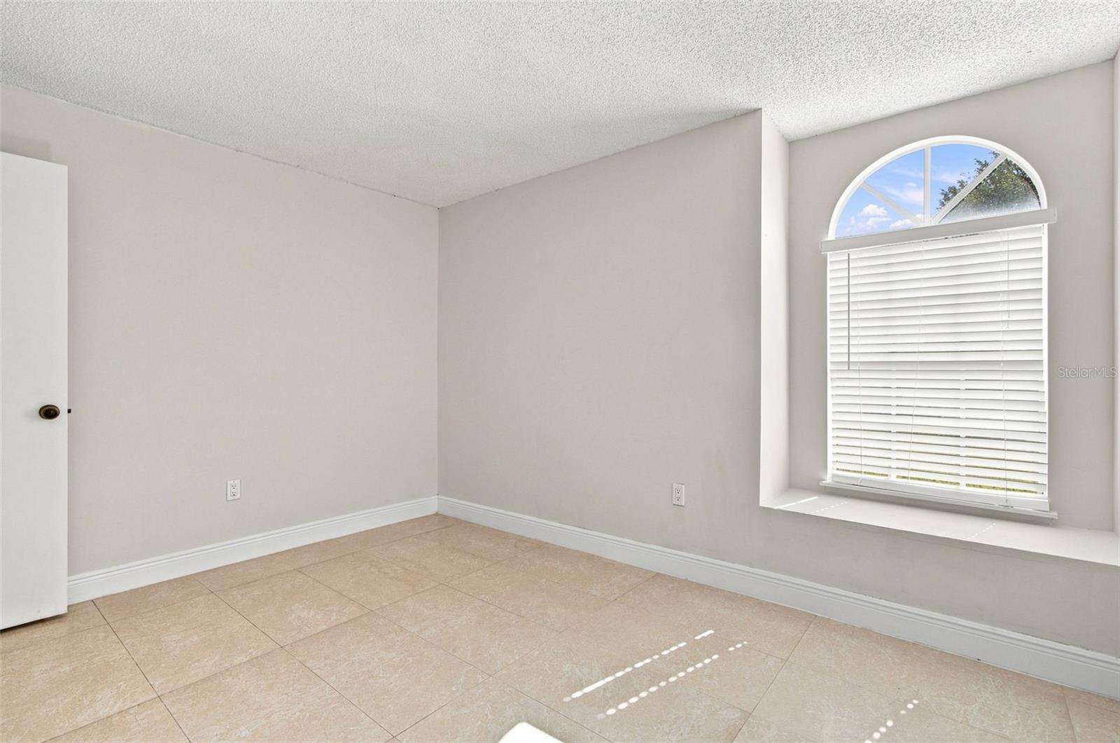 4745 CANTERBURY DR — photo 33