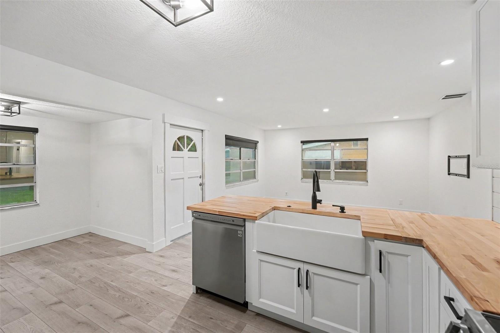 131 EMERALD LN — photo 8