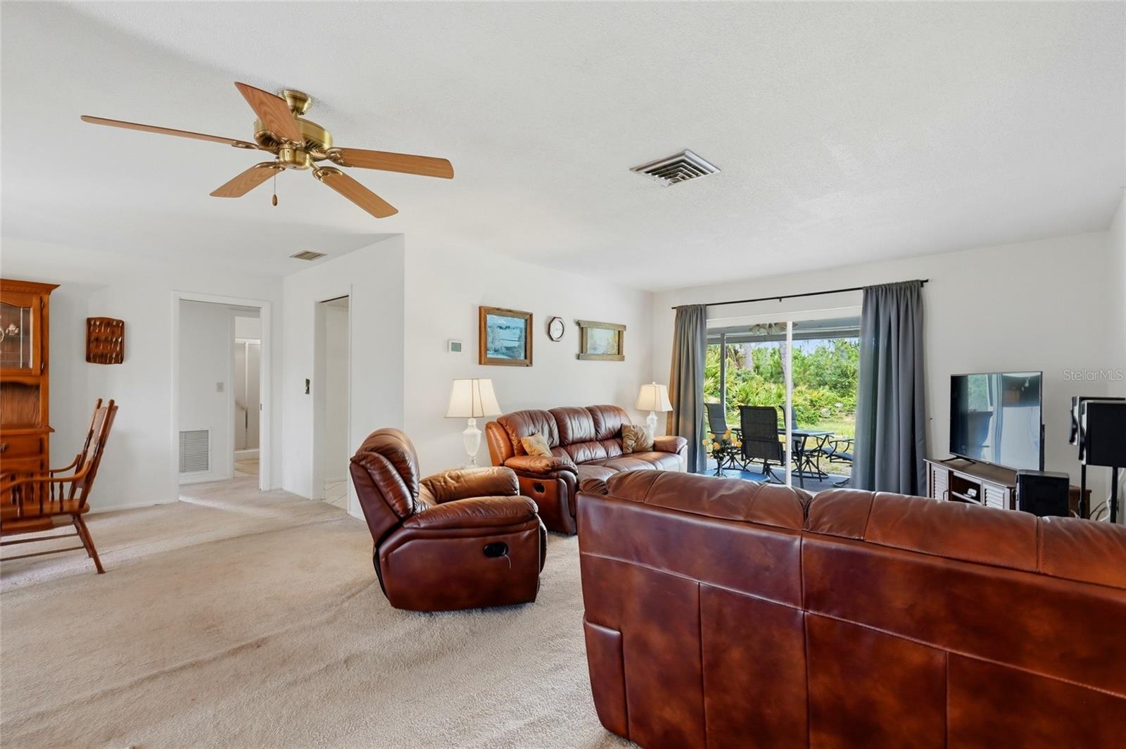 427 RUBENS DR — photo 10