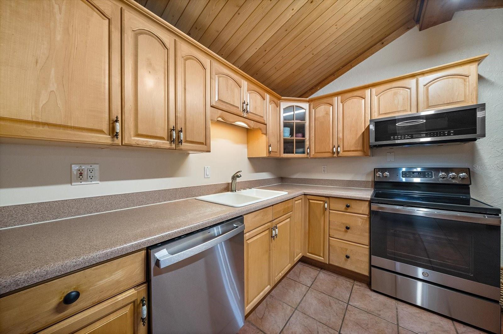 4102 ROYAL PALM AVE — photo 9