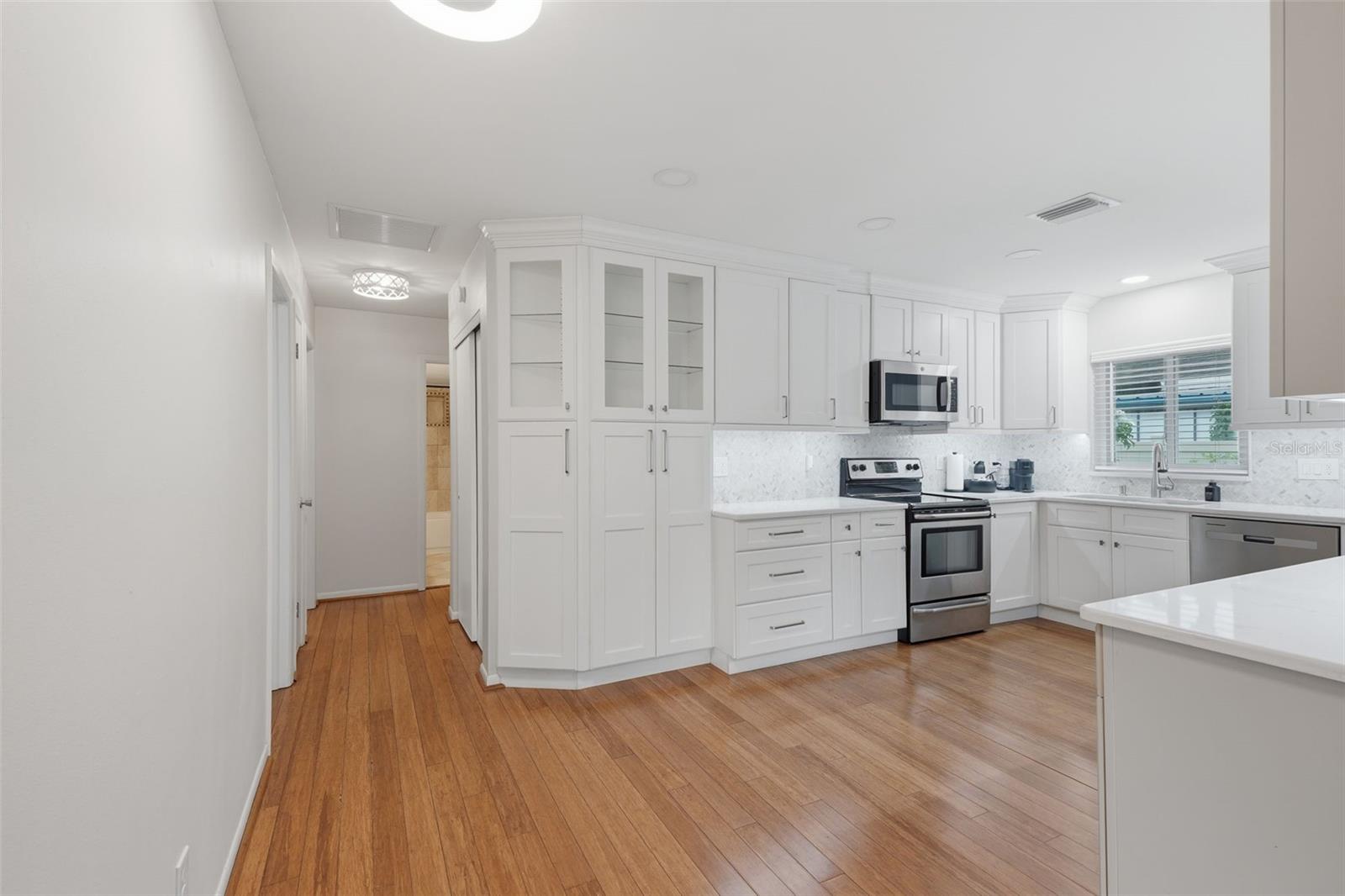 205 SE MONROE CIR N — photo 12