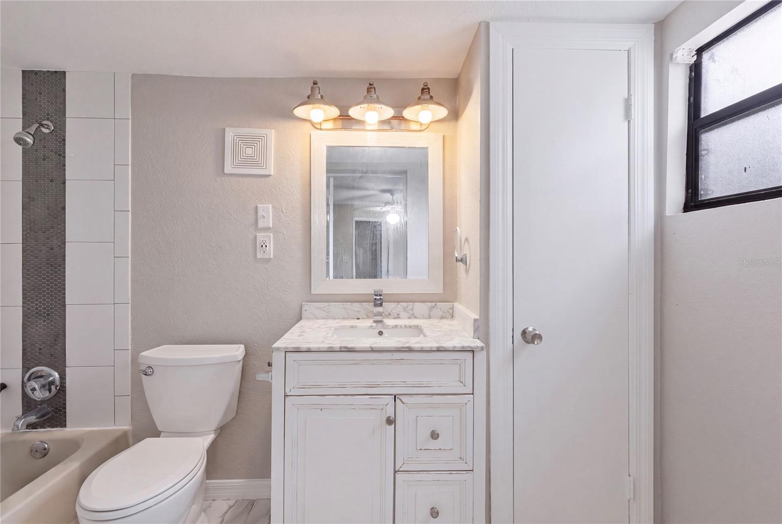 1325 E LAURA ST — photo 13