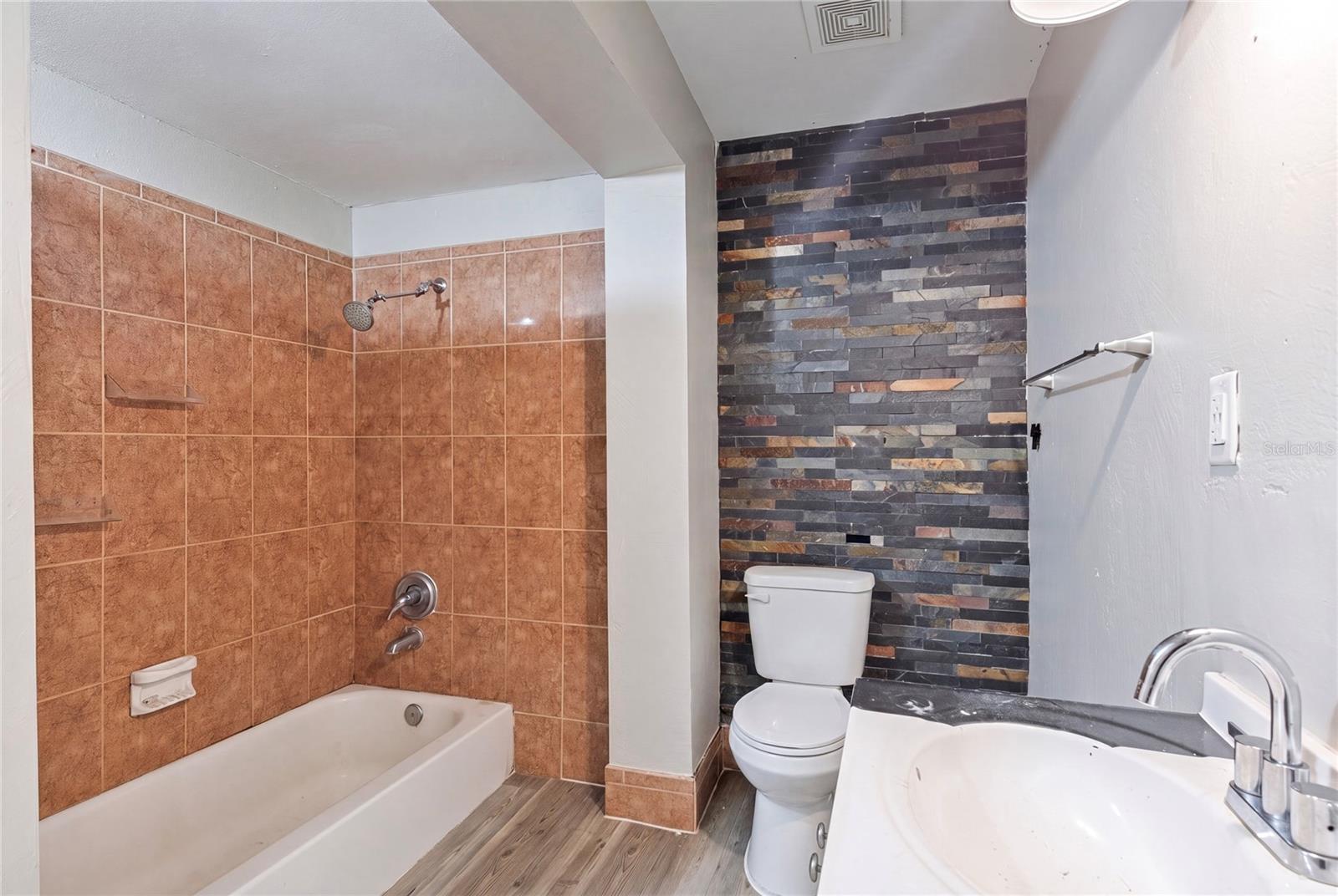 1325 E LAURA ST — photo 14